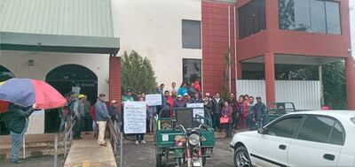Pobladores de Ayolas siguen reclamando almuerzo escolar.