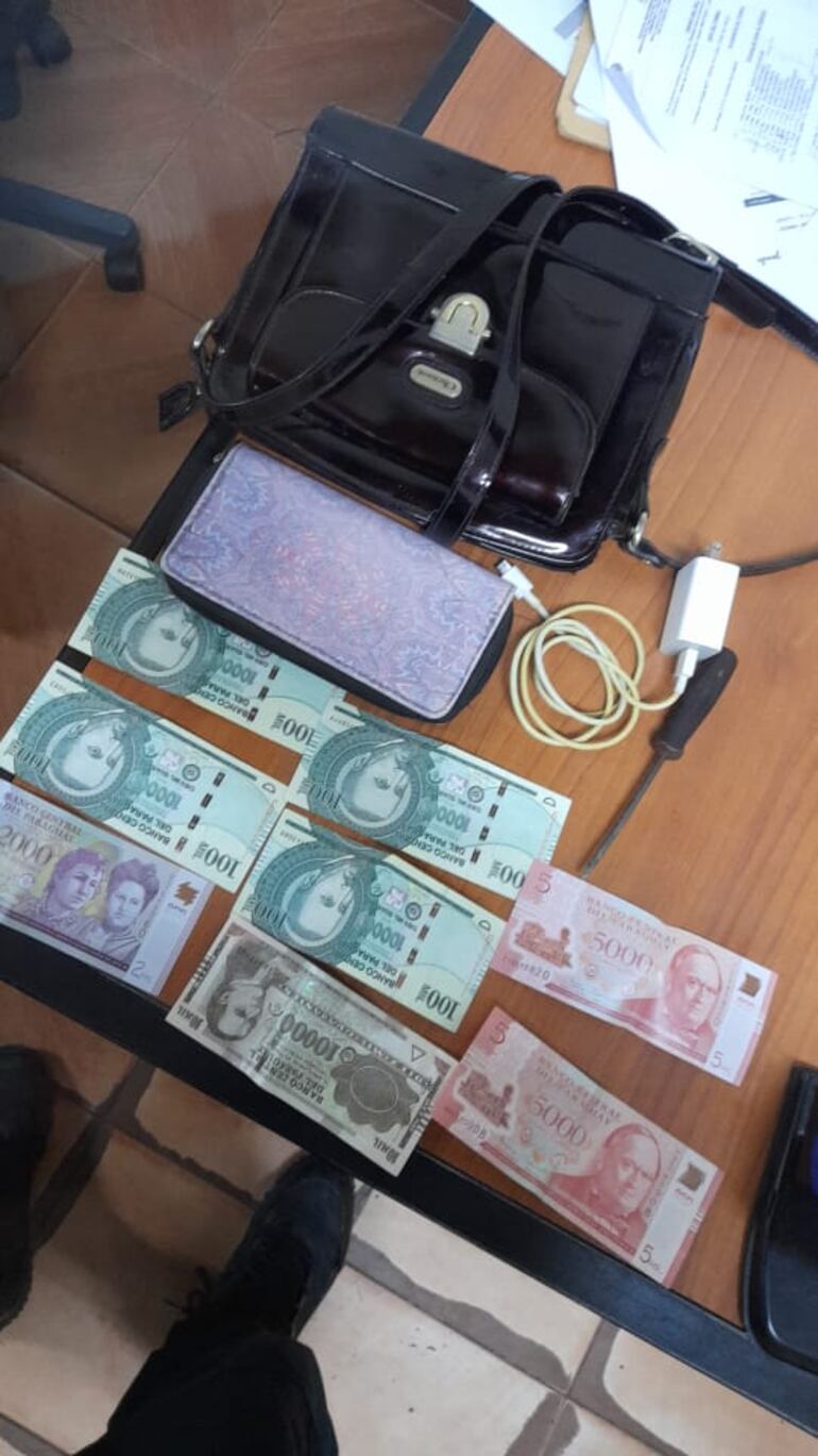 Objetos recuperados en poder de los presuntos motoasaltantes.