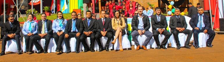 Autoridades municipales e invitados especiales formaron parte del palco de honor durante el desfile por los 61 años de elevación a la categoría de distrito de Nueva Alborada. Antes de la actividad central se llevó a cabo un acto durante el cual el intendente Óscar Martínez (con corbata roja) resaltó los logros y los desafíos de la administración municipal. También agradeció el apoyo de la comunidad.