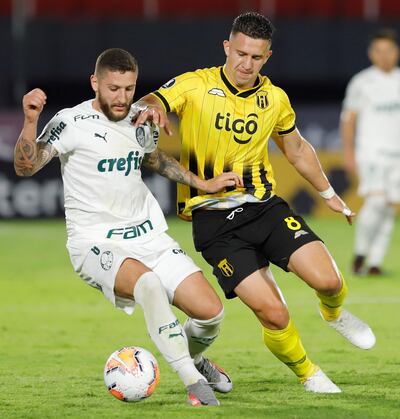 Jorge Morel (d), quien llegó a la tercera amarilla y no jugará la próxima fecha de la Copa Libertadores, busca recuperar el balón ante Rafael.