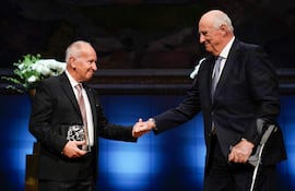 El Rey Harald (derecha) de Noruega otorga el Premio Abel 2023 al argentino-estadounidense Luis Caffarelli, un experto en "ecuaciones diferenciales parciales" que pueden explicar fenómenos que van desde cómo fluye el agua hasta el crecimiento de la población, en el Auditorio de la Universidad de Oslo, Noruega.