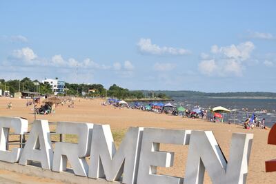 La playa de Carmen del Paraná invita a un refrescante chapuzón a pleno sol.