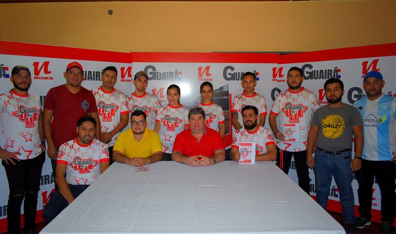 El legisador Ever Noguera junto con su equipo político colorado que busca afiliar a más jovenes en Guairá. 