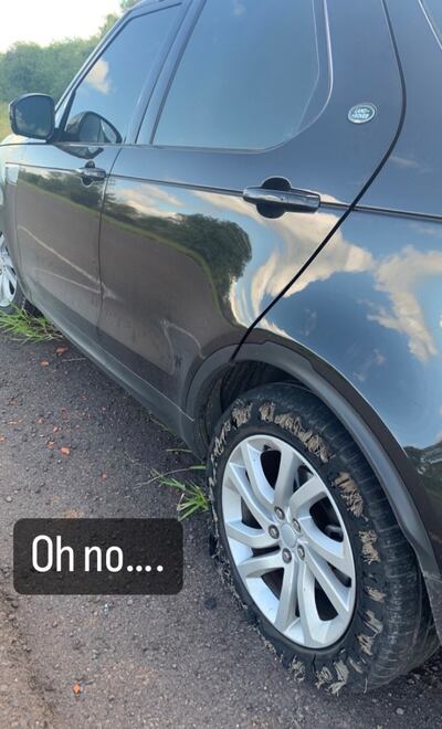 El embajador británico, Ramín Navai, fue al Chaco y a las pocas horas una de las cubiertas de su camioneta ya estaba destruida.