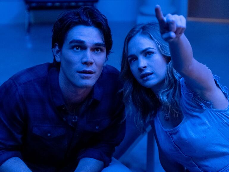 KJ Apa y Britt Robertson en "Mientras estés conmigo", en cines de Paraguay.