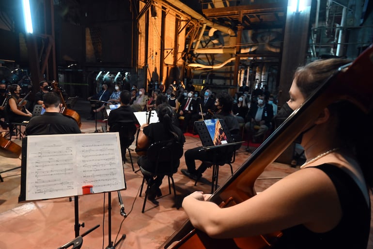 La OSIC actuó ante mucho público en la antigua usina de la ANDE, en Sajonia.