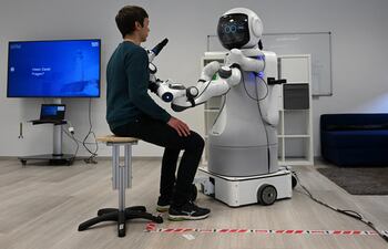 Un robot toma el puesto de personal sanitario.