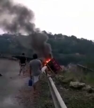 El camión de gran porte perdió los frenos y terminó cayendo al barranco del Río Paraná, incendiándose por completo la cabina.