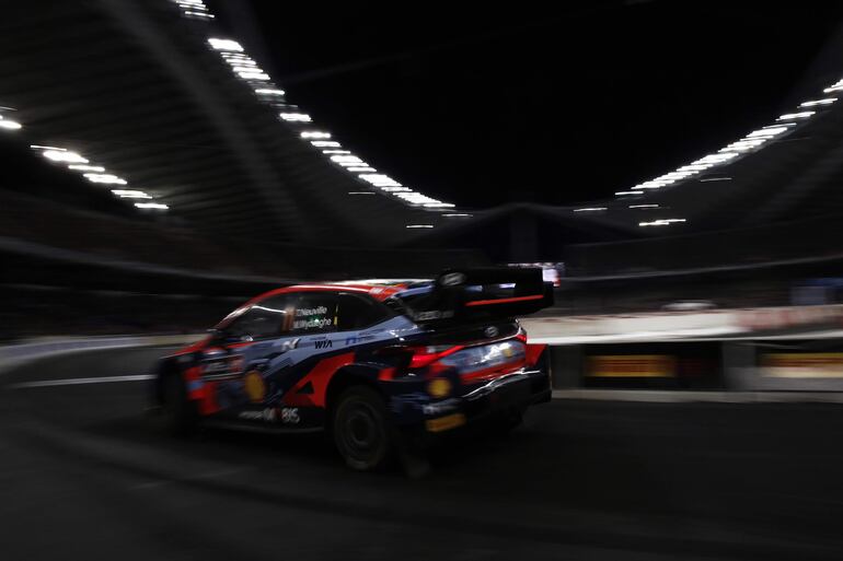 Thierry Neuville es el primer líder en Grecia