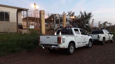 Vehículos de la Policía Nacional fuera del Centro Educativo de Pedro Juan Caballero.