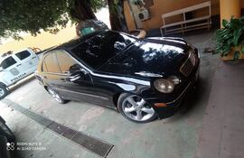 Este es el vehículo Mercedes Benz modelo 2006 que había sido comprado con un cheque robado y fue recuperado.