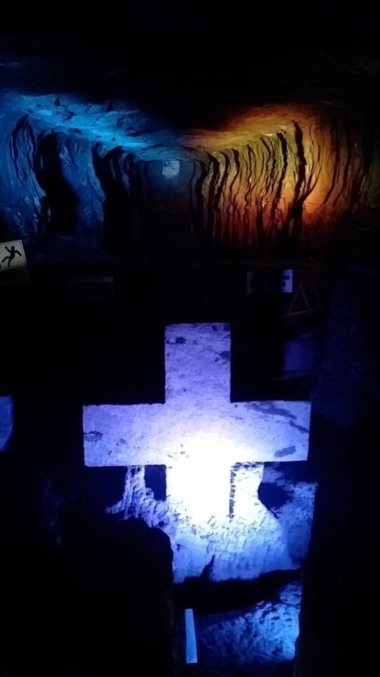 Cada cruz representa un hecho de la vía crucis de Jesucristo.