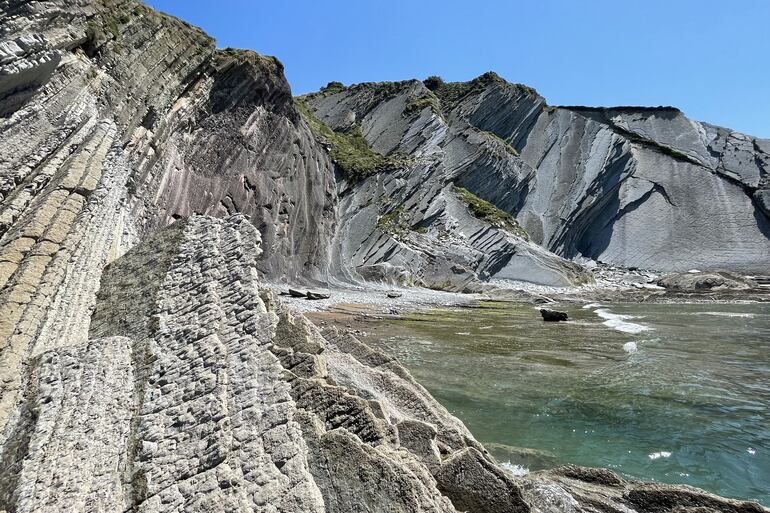 Extrañas formaciones rocosas en la costa de Getaria: el paisaje forma parte de la Red de Geoparques de la Unesco.