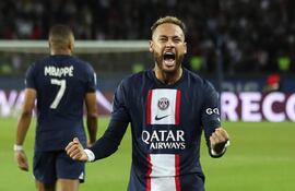 Neymar grita su gol, anotado tras asistencia de Mbappé.
