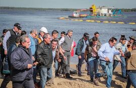 Mario Abdo Benítez (chaleco gris) en una visita al dragado y refulado del río Paraguay en la ciudad de Pilar, en 2019.