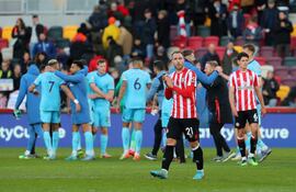En el fondo, jugadores del Newcaslte celebran el triunfo contra el Brentford de Christian Eriksen.