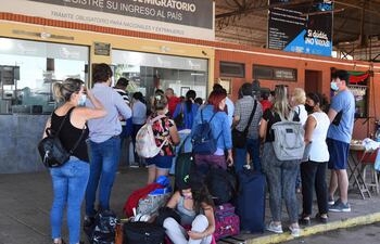 382 / 5.000
Resultados de traducción
Los ciudadanos paraguayos son revisados luego de cruzar la ciudad argentina de Clorinda hacia Falcón en Paraguay, a unos 50 km de Asunción, el 15 de diciembre de 2021. - El paso fronterizo que une el puente San Ignacio de Loyola entre Puerto Falcón en Paraguay y Clorinda en Argentina reabrió el lunes después de casi dos años debido a la pandemia de COVID-19