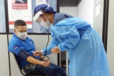 Eva Giménez, con ocho años de experiencia, en un control rutinario. Ella trabaja para el MSP y BS.