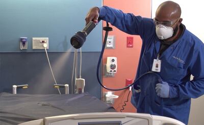 Un técnico rocía un químico antimicrobiano para eliminar el covid-19, en Estados Unidos.