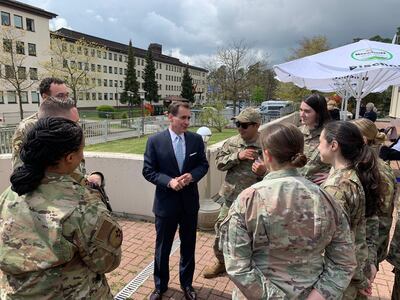El portavoz del Pentágono, Pat Ryder (Centro, de traje).