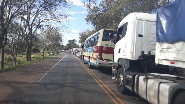 El cierre genera un caos en el tráfico en la  zona de Caaguazú.