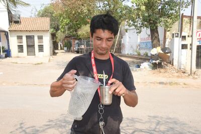 Un hombre bebe tereré ayer miércoles para aplacar el intenso calor.