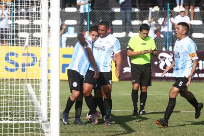 El lateral Carlos Moisés Román Cantero, autor de un doblete en los minutos finales del partido, recibe las felicitaciones del experimentado delantero Jorge Daniel Achucarro y el intendente  de Areguá, Humberto Denis Torres Fleitas (capitán). (Foto: APF)