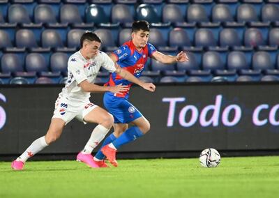 Pelea por el balón entre Juan Alfaro y Wilder Viera