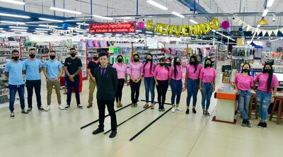 José Tu (centro), gerente general de Autoservicio Súper Domingo, junto al staff de colaboradores.
