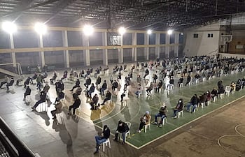 Vacunatorio en la sede social de la Cooperativa San Lorenzo donde hay dos tinglados y nueve brigadas para peatones, y tres autovac.