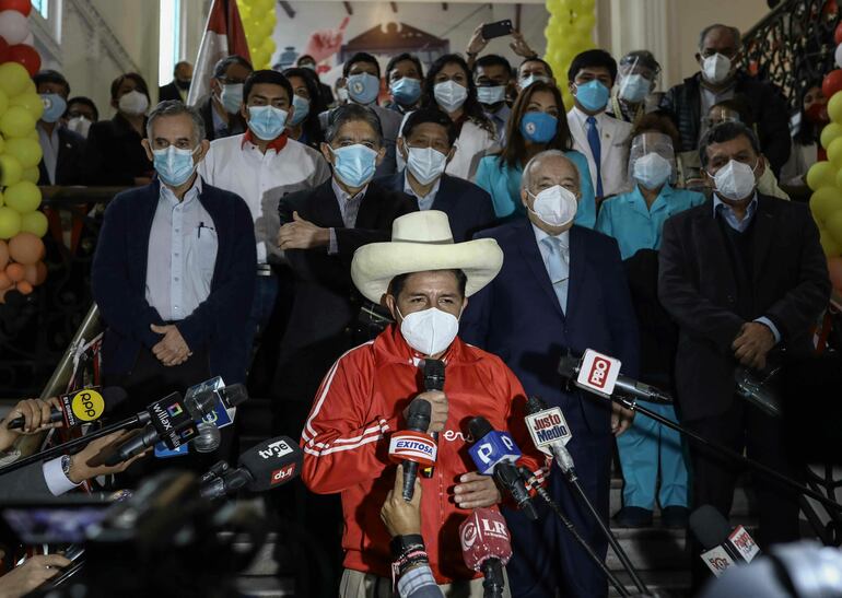 -FOTODELDÍA- AME2970. LIMA (PERÚ), 03/06/2021.- El candidato presidencial izquierdista Pedro Castillo habla hoy durante una rueda de prensa junto a su equipo técnico, en las inmediaciones de la Plaza San Martín de Lima (Perú). Las elecciones presidenciales de Perú, a realizarse el domingo 6 de junio, se encaminan a un ajustado final entre los candidatos Pedro Castillo (izquierda) y Keiko Fujimori (derecha), según auguraron los responsables de las cuatro principales encuestadoras que trabajan en el país. EFE/Stringer