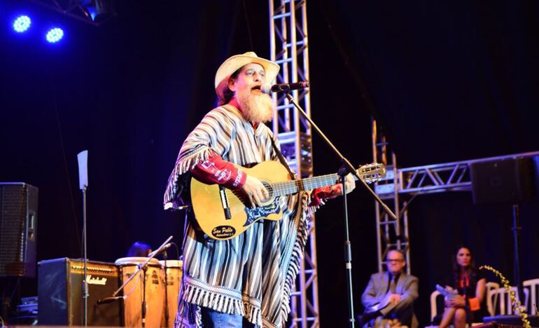 El juglar guaraní Francisco Russo interpretó con su peculiar estilo diversos temas tradicionales de Paraguay.