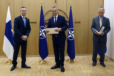 El secretario general de la OTAN, Jens Stoltenberg (c), recibe los pedidos de adhesión de Suecia y Finlandia. (EFE/EPA)