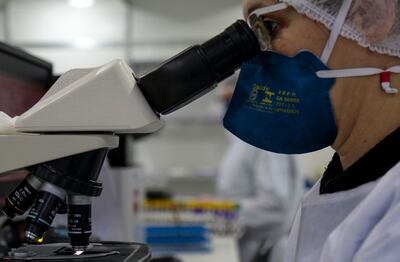 Una trabajadora de la salud manipula muestras de sangre de pacientes infectados con coronavirus en el laboratorio Anhembi en San Pablo.