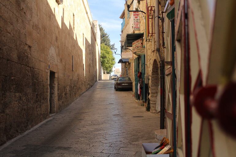Vista de una calle vacía y comercios cerrados en el área más turística de Belén. El pesimismo reina en la urbe de Belén, cuna del cristianismo, que se prepara para otra Navidad sin expectativas de recibir a peregrinos.