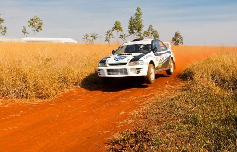 Nechi Sánchez y Néstor Peralta, con un Subaru Impreza, sumaron el mejor registro en la suma de las seis pruebas especiales del Mini Rally aniversario del Club Altoparanaense de Pilotos.