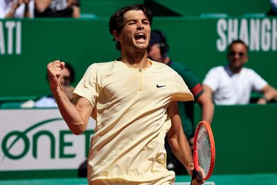 El norteamericano Taylor Fritz celebra si triunfo ante el defensor del título en Montecarlo, el griego Stefanos Tsitsipas.
