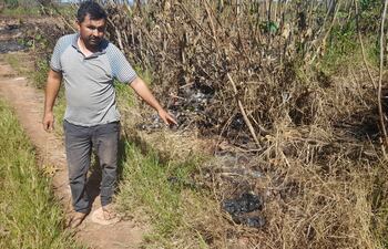 Jony Ledezma, mostrando la bolsa y el lugar donde fue tirado el feto.