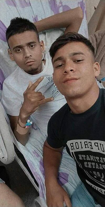 Justiniano (izquierda) espera que sus médicos programen su cirugía, para recibir un riñon que le será donado por su hermano.