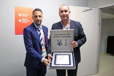 Jonathan Sanzi, titular de la divisional de futsal de la Asociación Argentina de Fútbol, entregando una distinción a José Luis Alder, como reconocimiento a la APF.