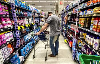 La ley aprobada hoy en Hungría determina que para las cadenas con una facturación de más de 273 millones de euros anuales, la tasa más alta de este impuesto sea del 2,7 %, frente al 2,5 % actual.