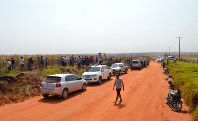 Vecinos, policías y agentes del Ministerio Público llegaron al sitio tras el crimen.