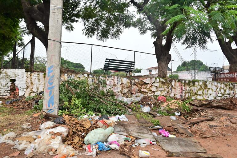 Montaña de basura en la esquina de la plaza. 