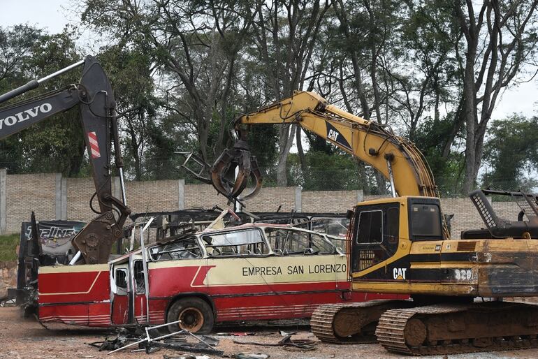En 2015, empresarios entregaron buses chatarras para acceder a un subsidio de US$ 30.000 y el compromiso de renovar su flota.