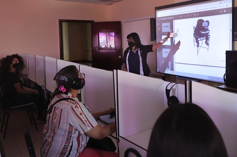 La tecnología ha sido una gran aliada en la enseñanza de idiomas en el Instituto Superior de Idiomas del Ministerio de Defensa Nacional.