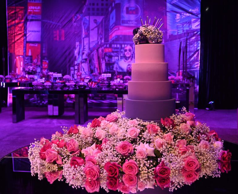 Predominio de color lila y flores naturales.