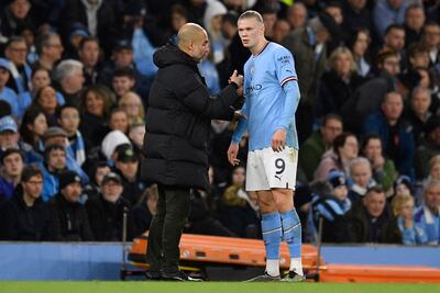 Pep Guardiola, entrenador del Manchester City, dando algunas indicaciones al noruego Erling Haaland, quien está en duda para el juego de hoy ante Liverpool.