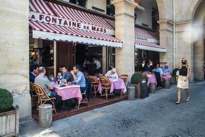 Vista de la terraza exterior del restaurante 'La Fontaine de Mars' en París.