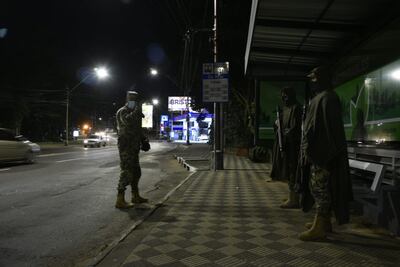 Militares sobre Mariscal López, frente a la cárcel del Buen Pastor.