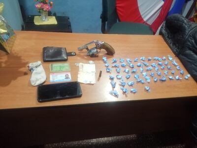 Un arma de fuego y moñitos de crack fueron hallados en poder del joven detenido